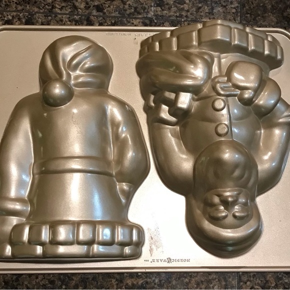 Nordic Ware Gold Santa Cake Pan - Picture 2 of 3